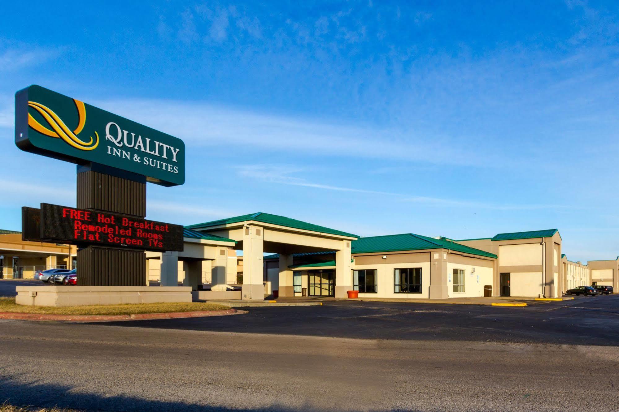 Quality Inn & Suites Moline - Quad Cities Екстериор снимка